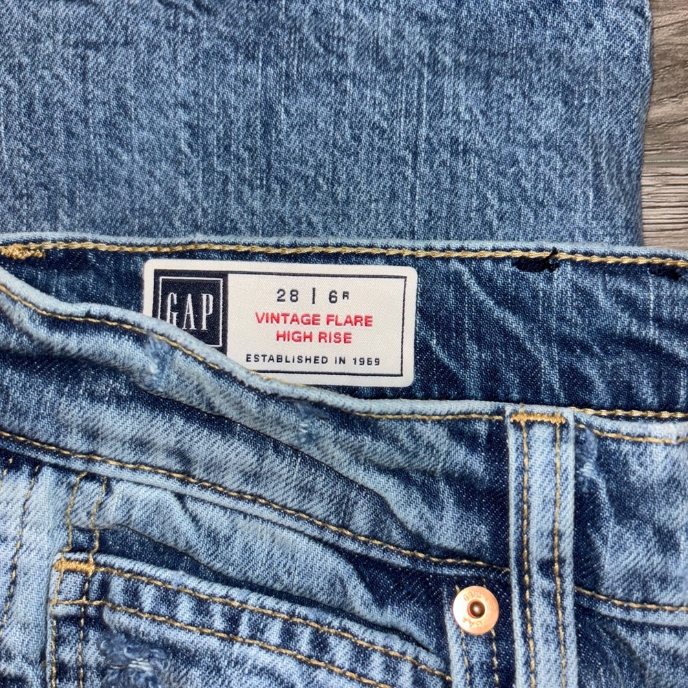 GAP VINTAGE JEANS 
• Flare rise 
• Size 28